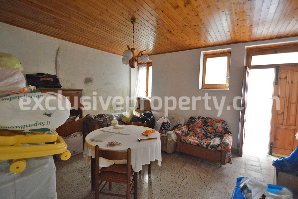 Village house with two independent entrances for sale in Molise