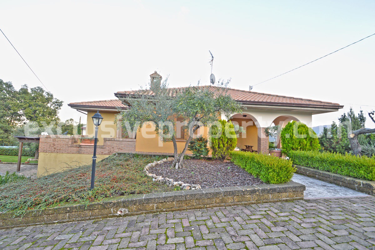 Villa consisting of two apartments with garden for sale in Italy 6