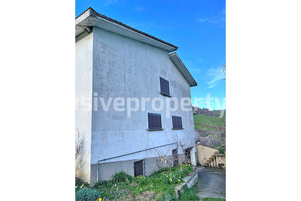 Spacious villa with fenced land and garage for sale in Lupara - Molise