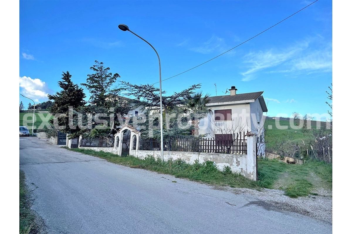 Spacious villa with fenced land and garage for sale in Lupara - Molise