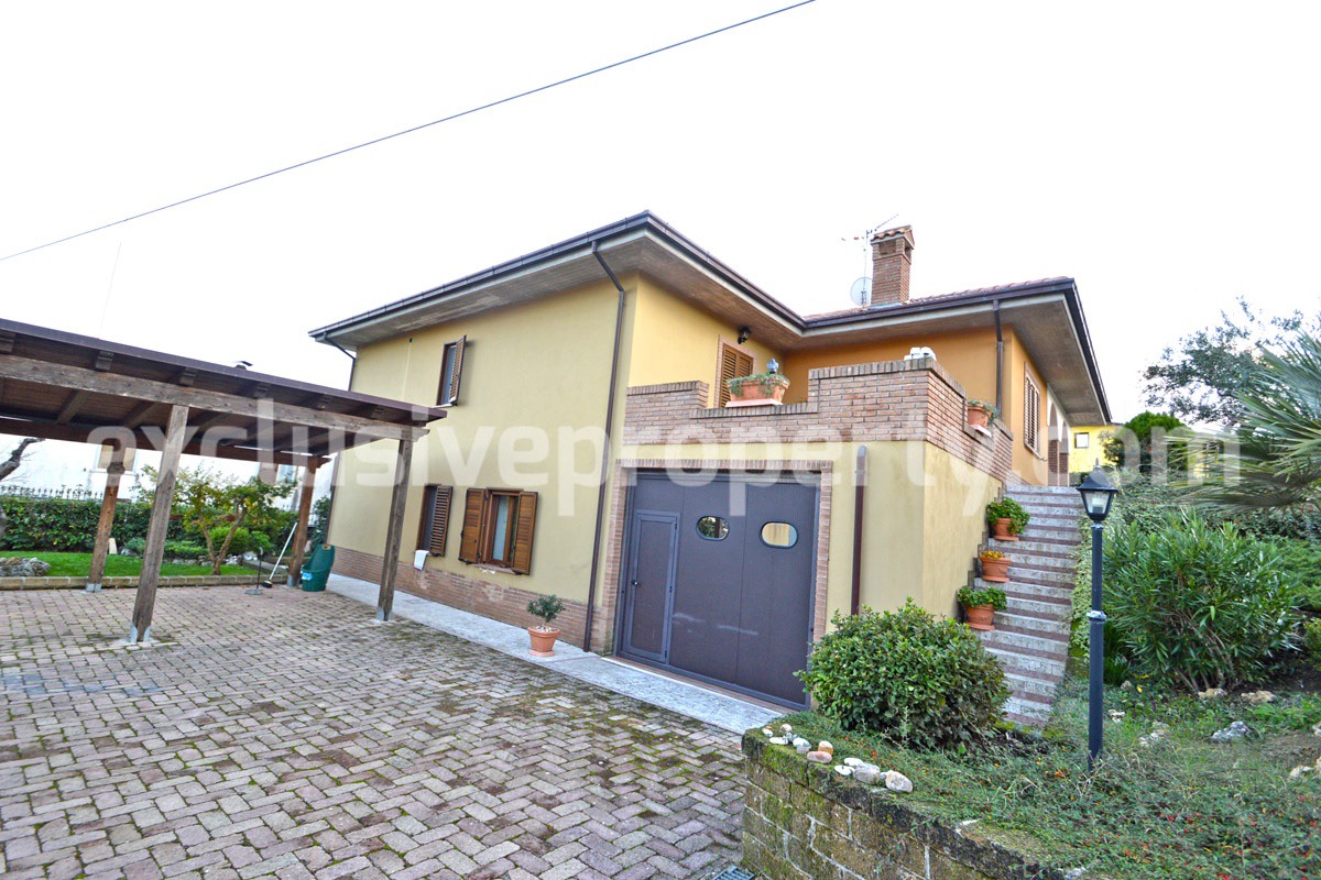 Villa consisting of two apartments with garden for sale in Italy