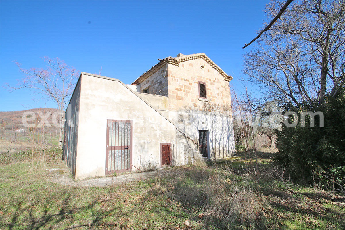 Farm house in good condition with 5 hectares and terrace for sale in Italy 1