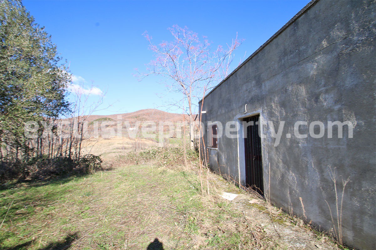 Farm house in good condition with 5 hectares and terrace for sale in Italy 3