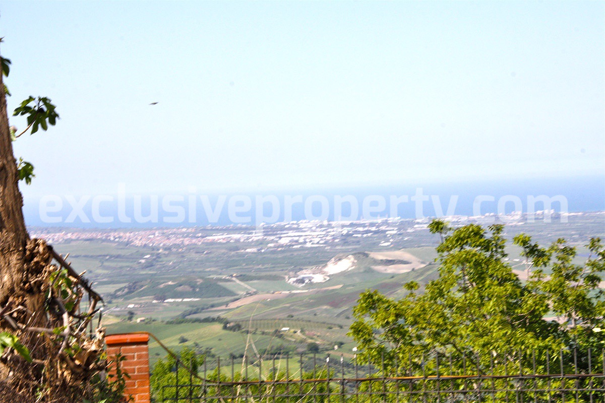 Buying a house with garden and sea view for sale in Molise village Mafalda 32