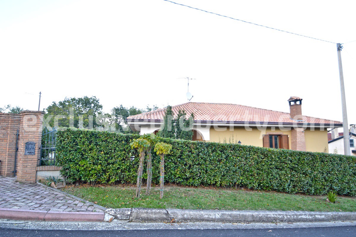 Villa consisting of two apartments with garden for sale in Italy