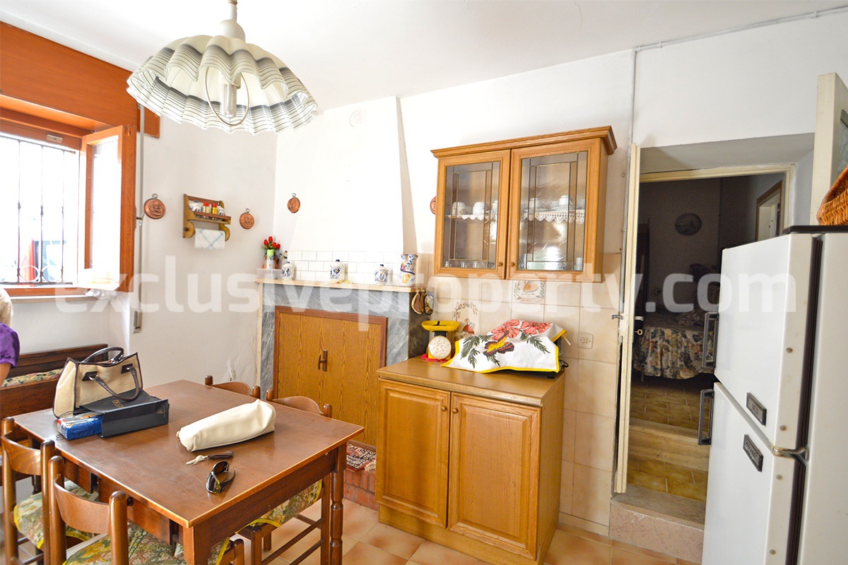 Habitable town house for sale not far from the sea Molise