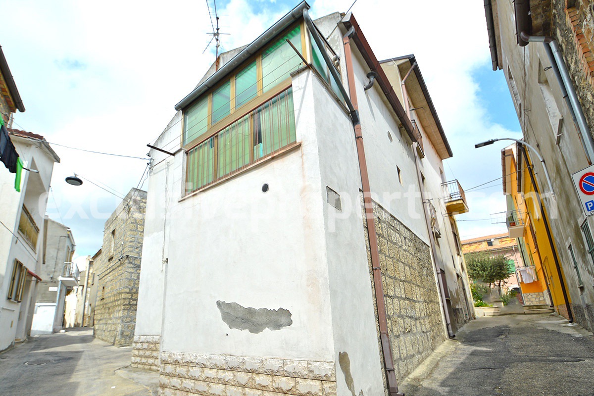 Habitable town house for sale not far from the sea Molise