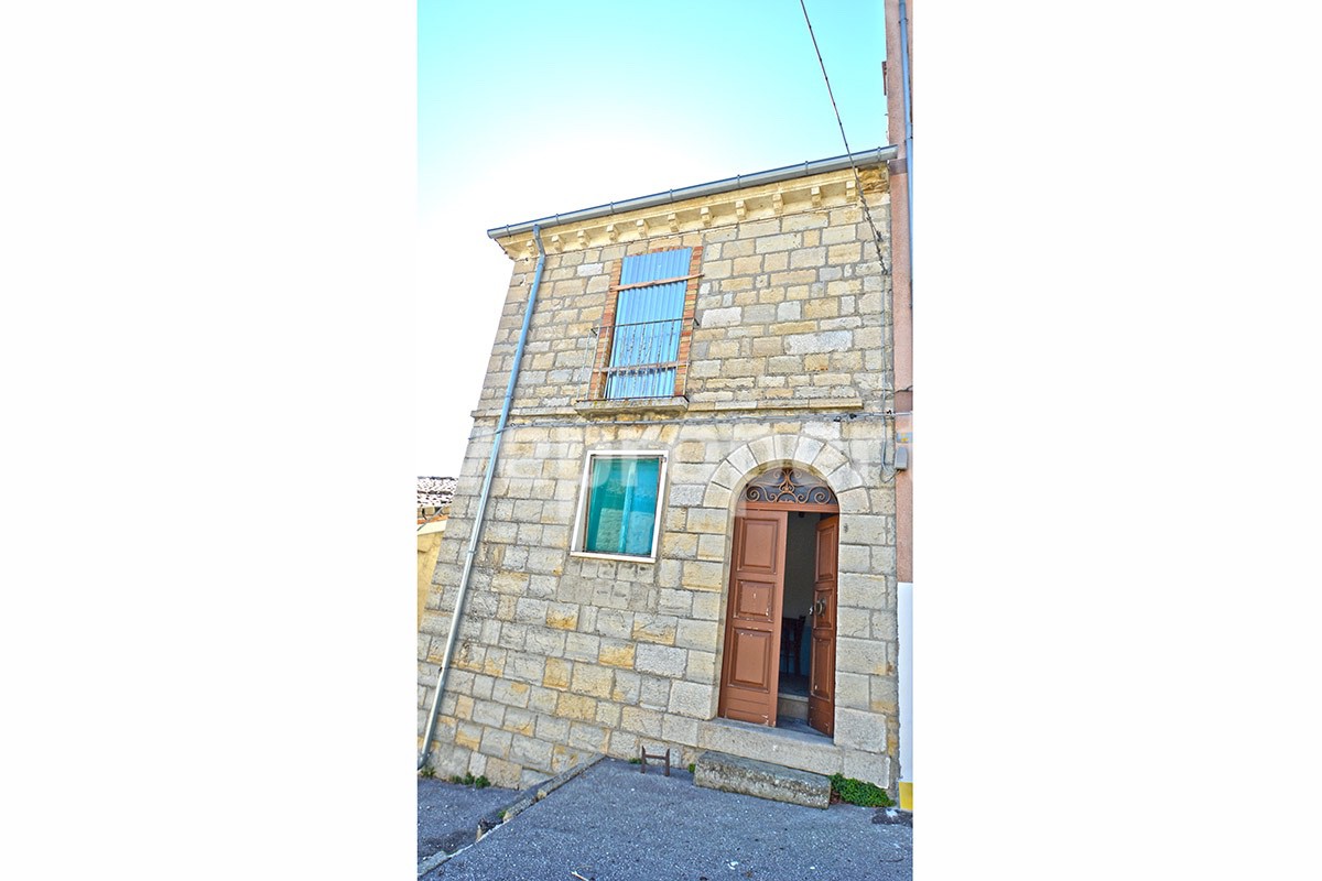 Ancient stone house with garden for sale in Abruzzo 2