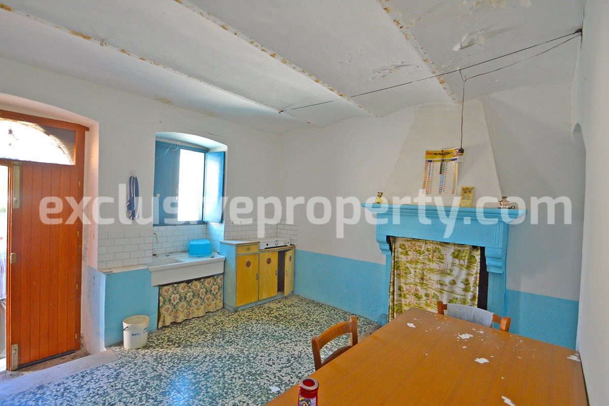 Ancient stone house with garden for sale in Abruzzo 5