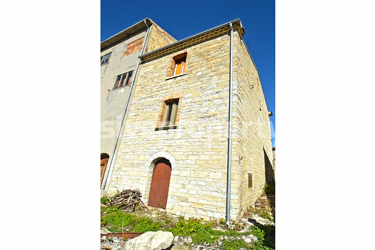 Ancient stone house with garden for sale in Abruzzo 1