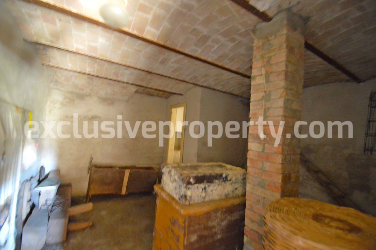 Ancient stone house with garden for sale in Abruzzo 12