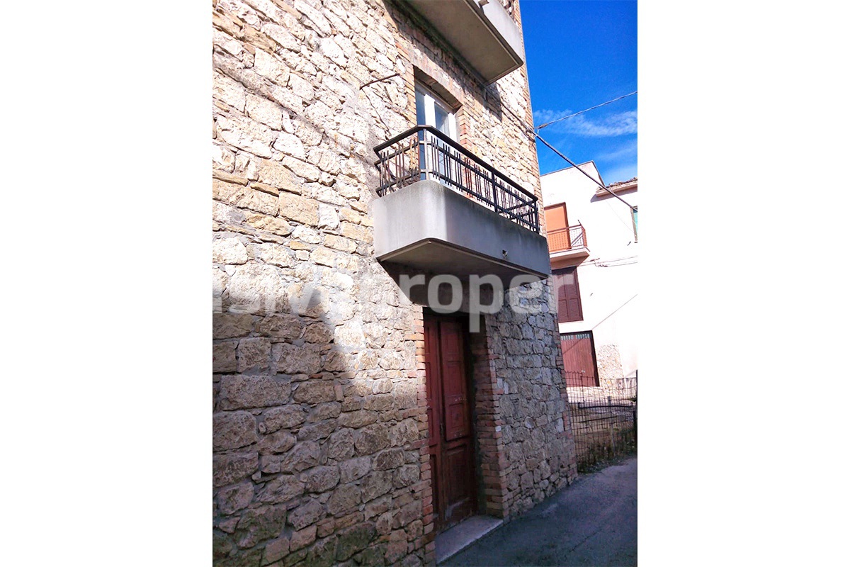 House in the village with adjacent garden for sale in the Molise Region