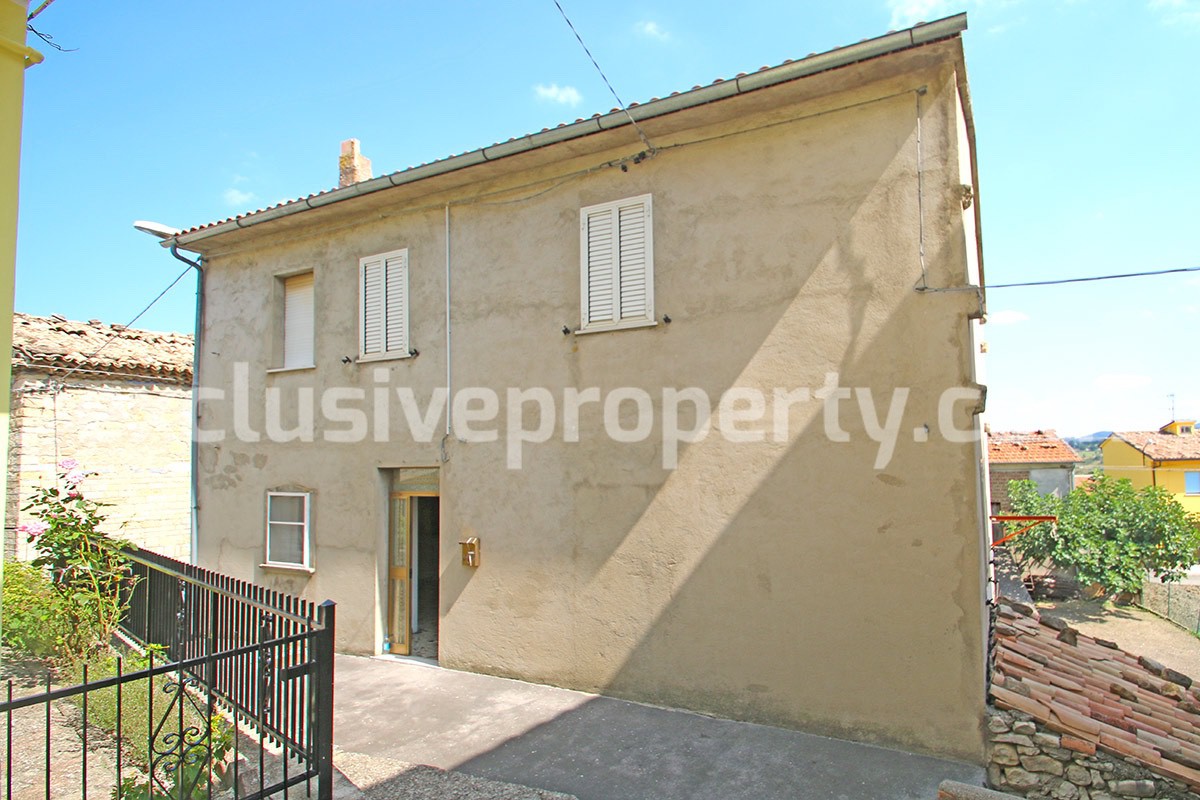 Detached house with two garages and garden for sale in Italy 1