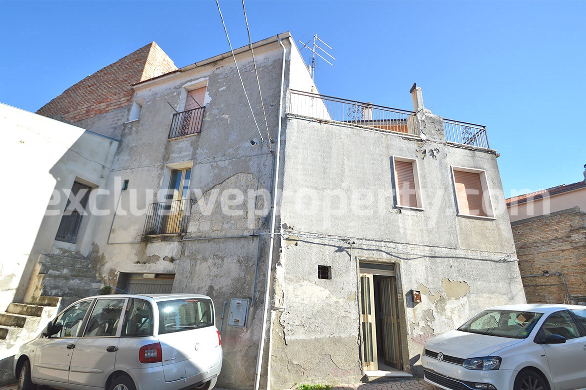 House with terrace for sale in Montecilfone 15 min from the Molise coast Italy