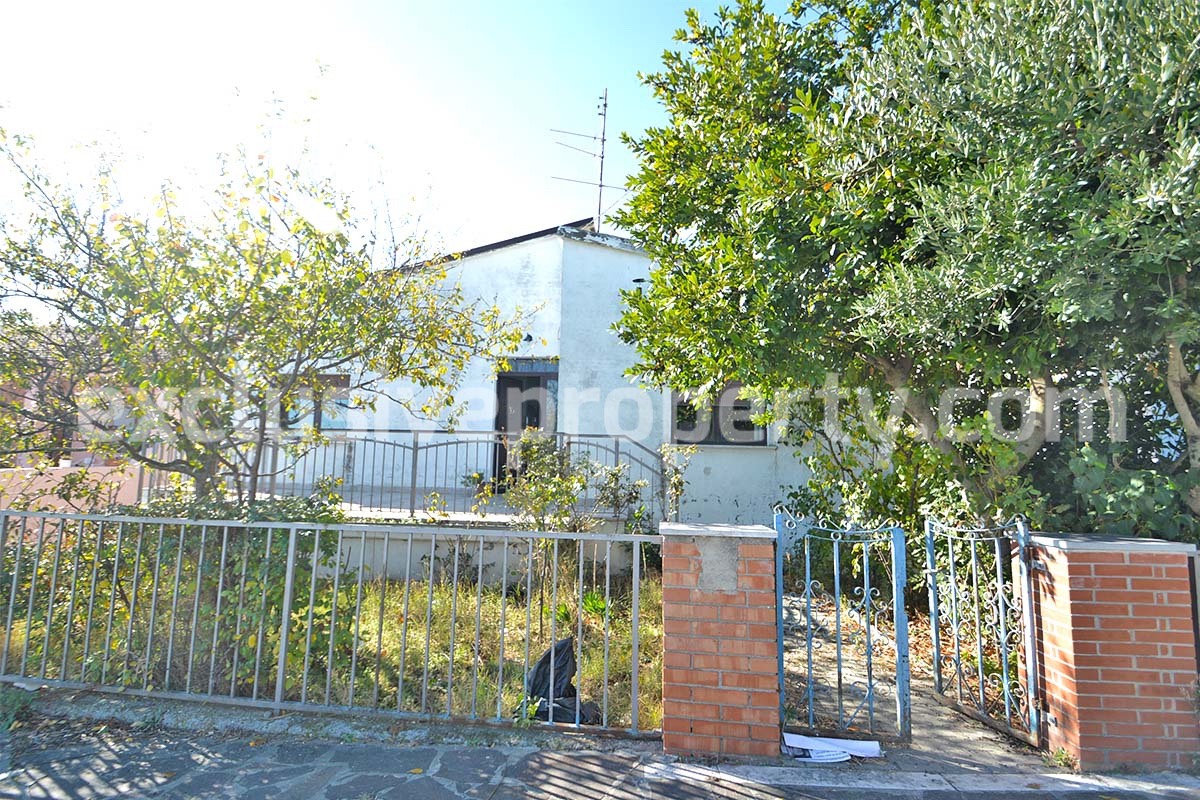 Detached house with garden and garage for sale in Montecilfone - Molise 2