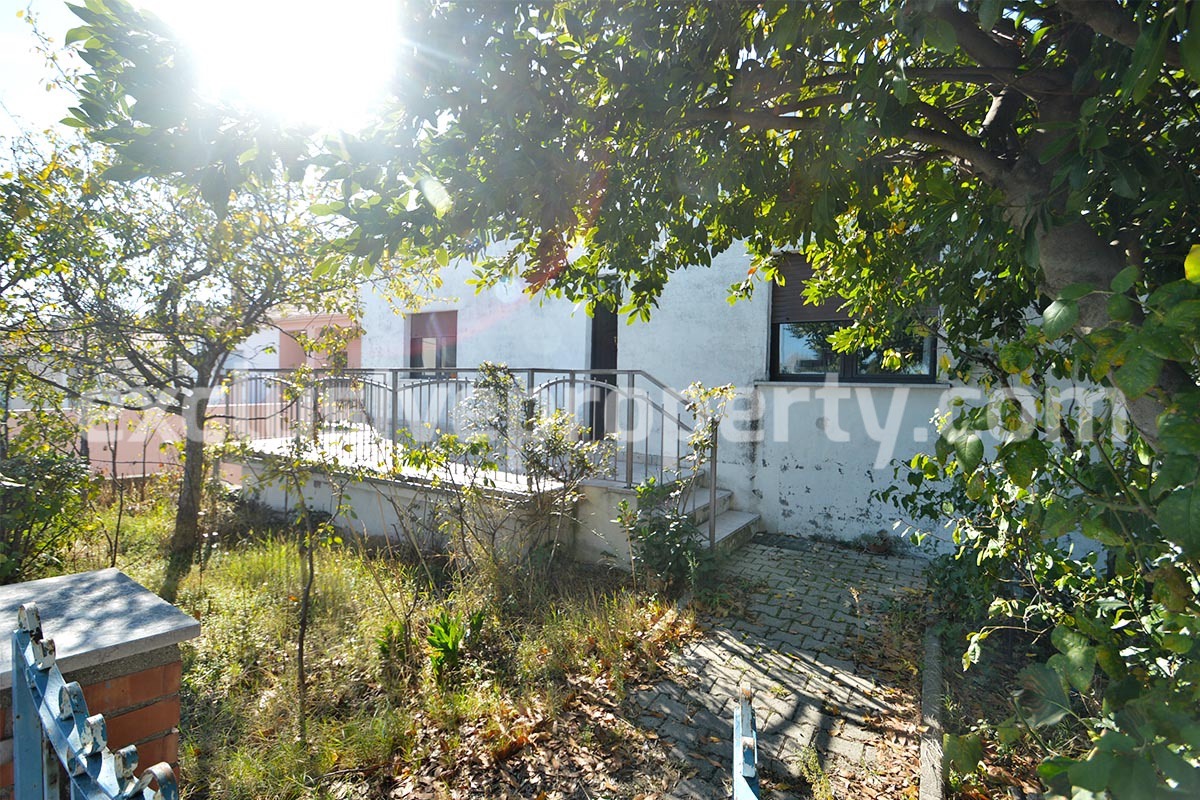 Detached house with garden and garage for sale in Montecilfone - Molise