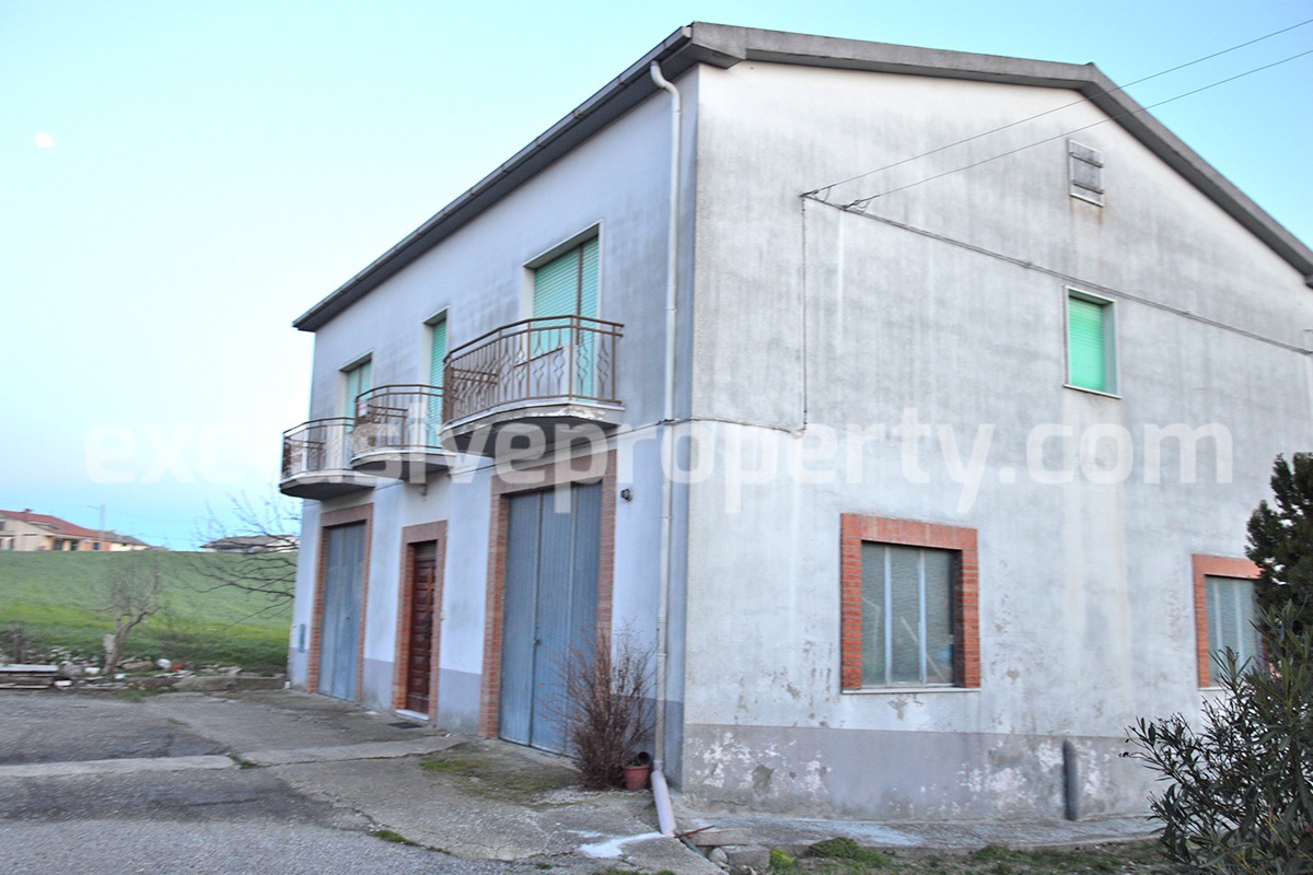 Detached house habitable with garden near the sea for sale in Montecilfone Molise