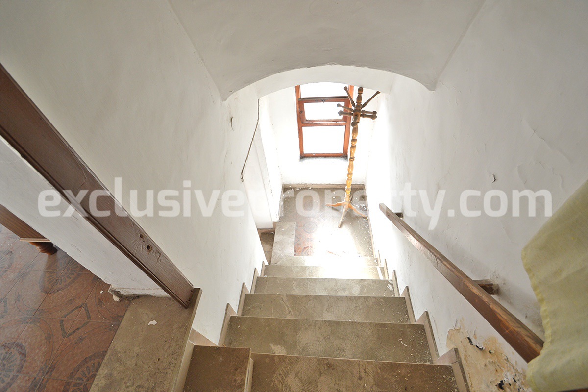 House in the center of Montecilfone on the gentle hills of Molise for sale in Italy 10