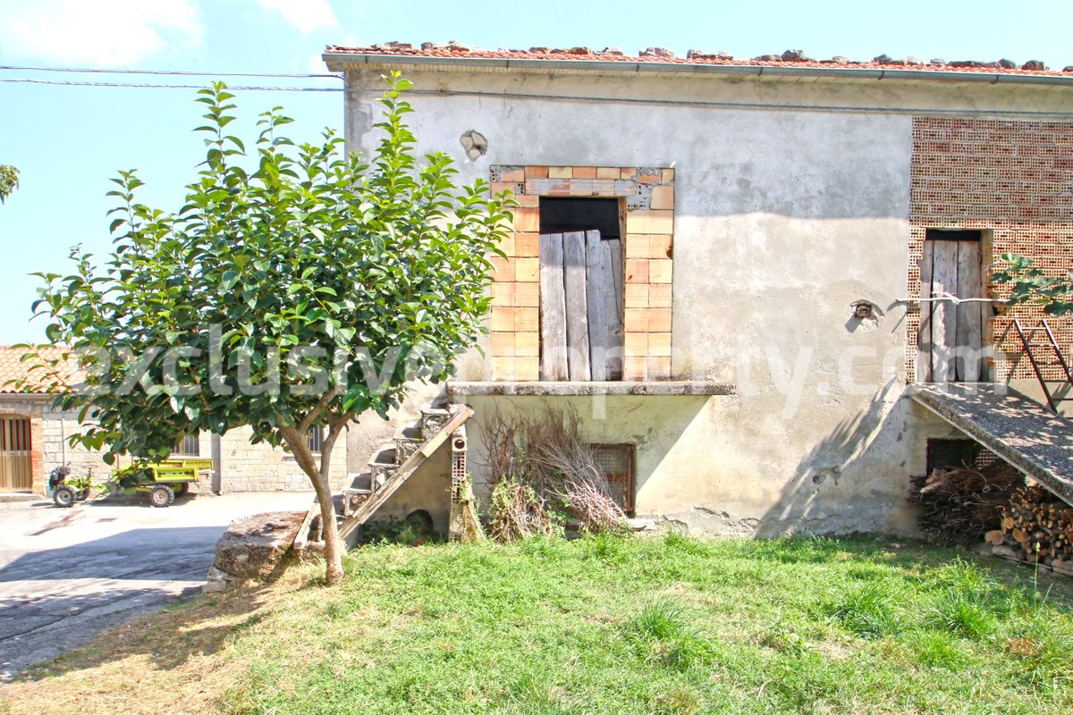 Detached house with two garages and garden for sale in Italy 24