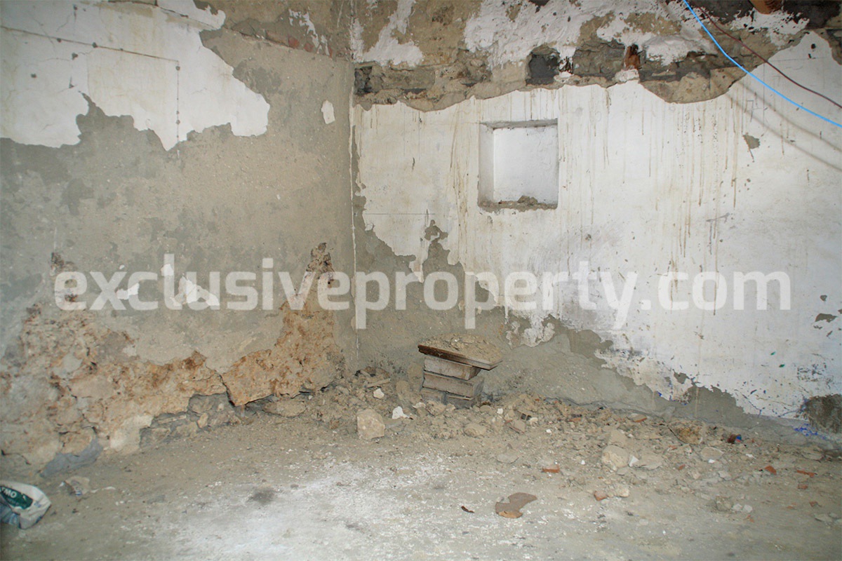 Character stone house partially renovated for sale in Molise 8
