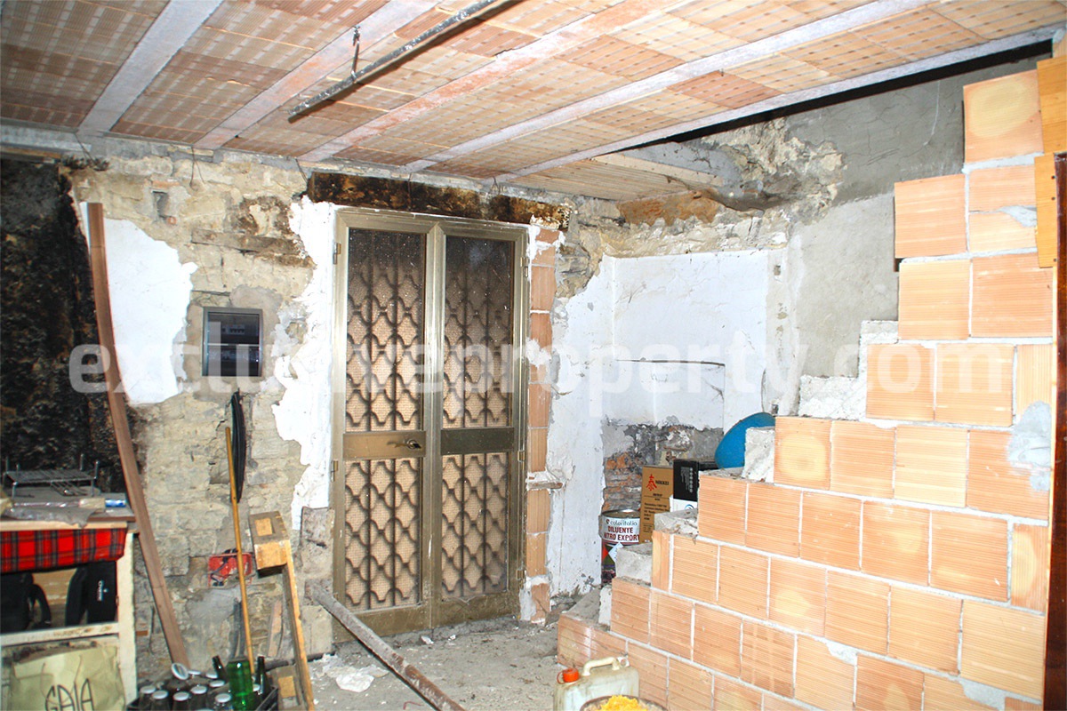 Character stone house partially renovated for sale in Molise