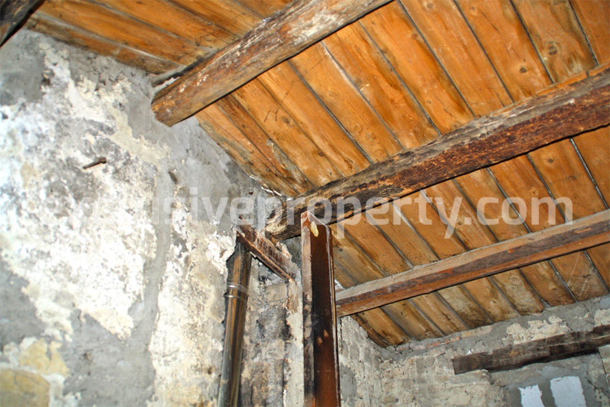 Character stone house partially renovated for sale in Molise 9