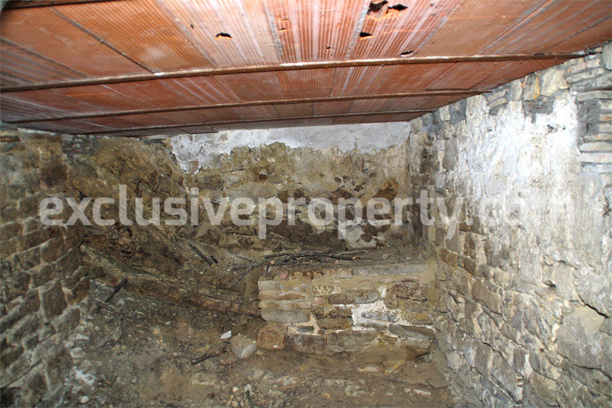 Character stone house partially renovated for sale in Molise 10