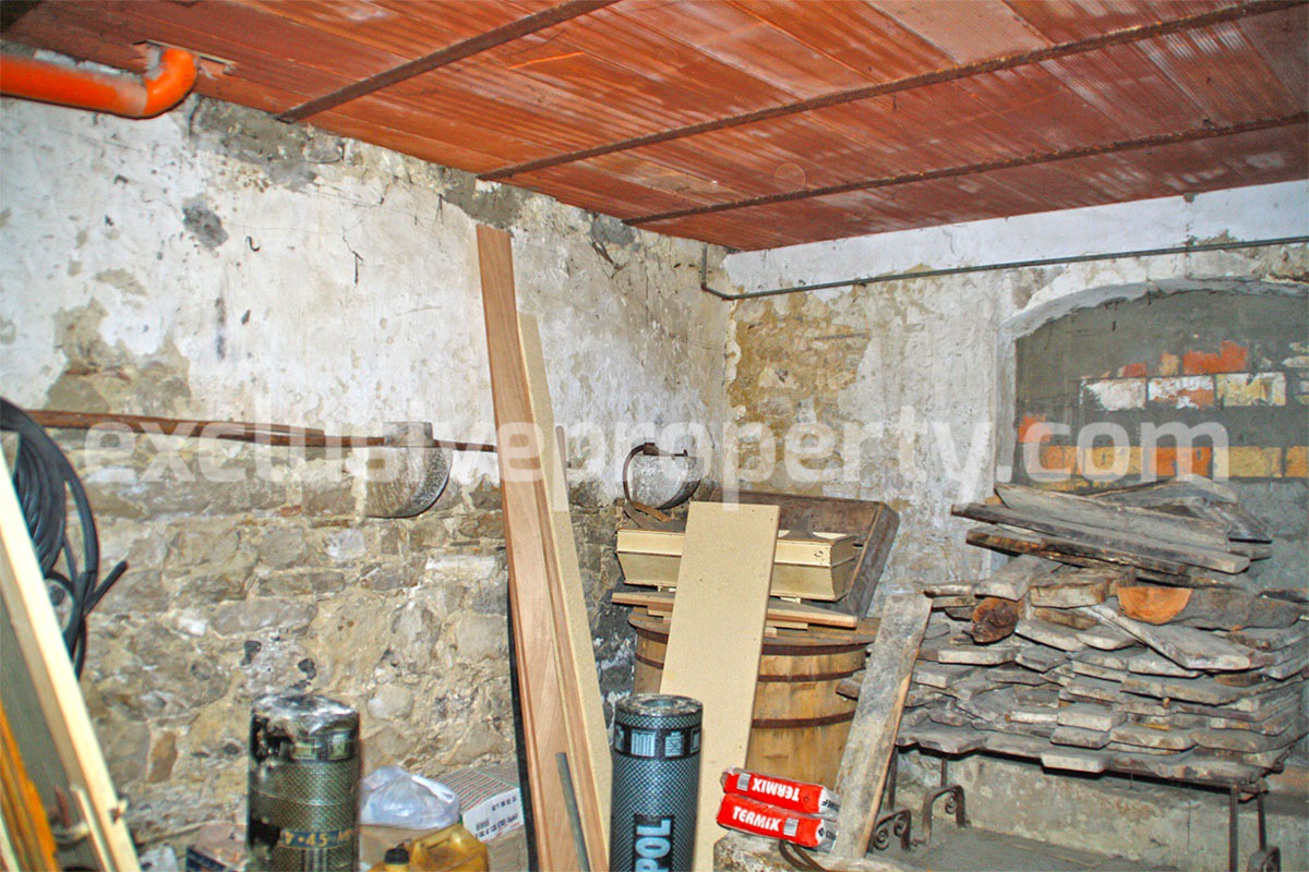 Character stone house partially renovated for sale in Molise 11