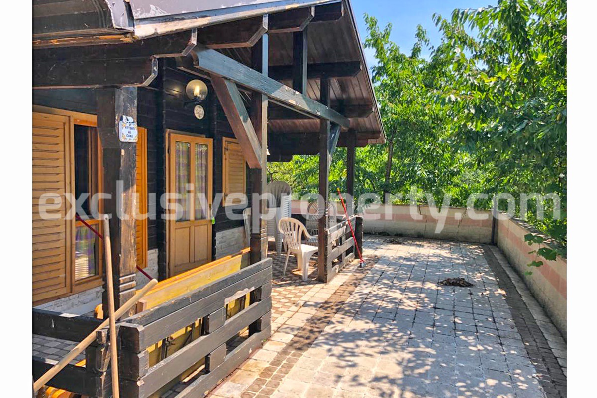 Wooden chalet surrounded by greenery 2km from town Montefalcone Nel Sannio