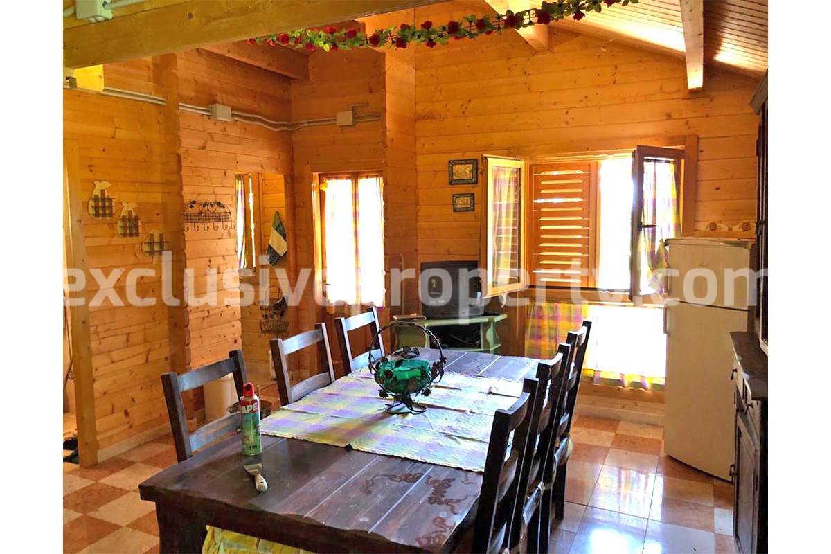 Wooden chalet surrounded by greenery 2km from town Montefalcone Nel Sannio