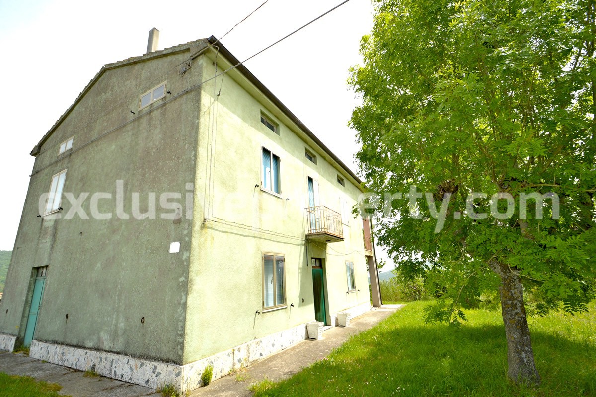 Country house habitable with land and panoramic view for sale in Abruzzo