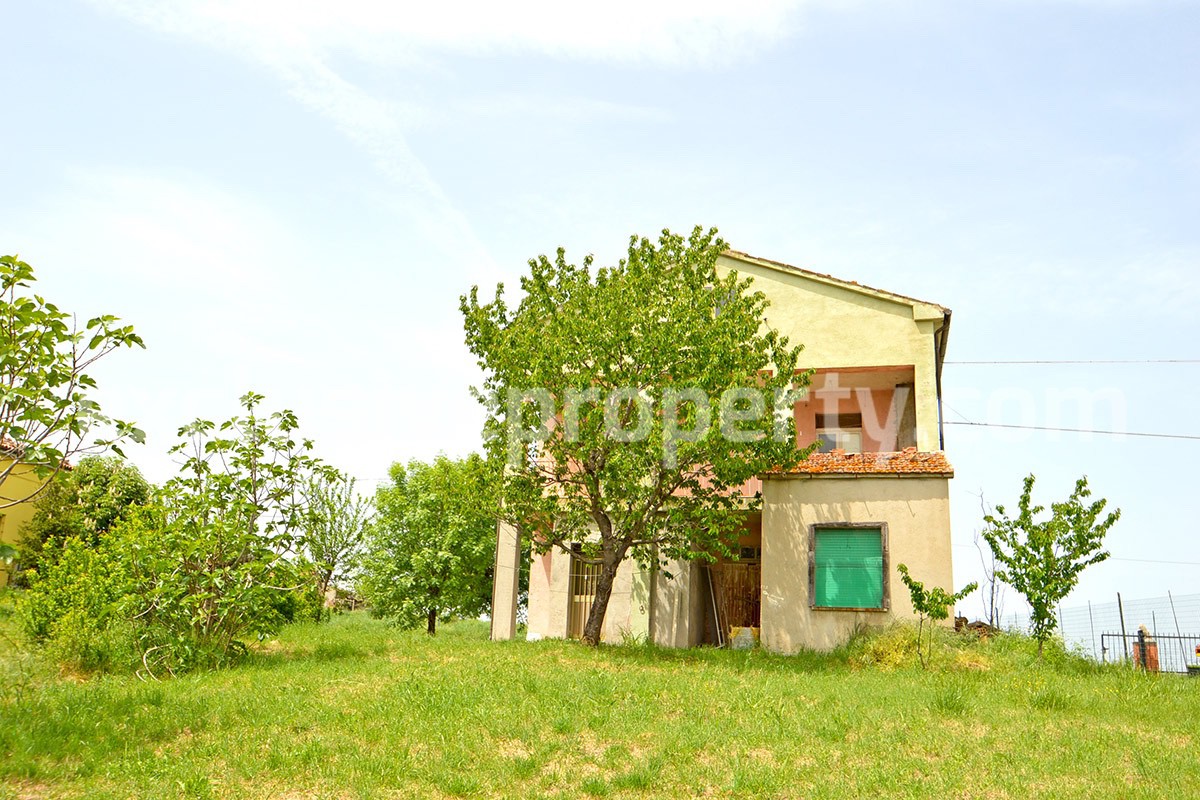 Country house habitable with land and panoramic view for sale in Abruzzo 2