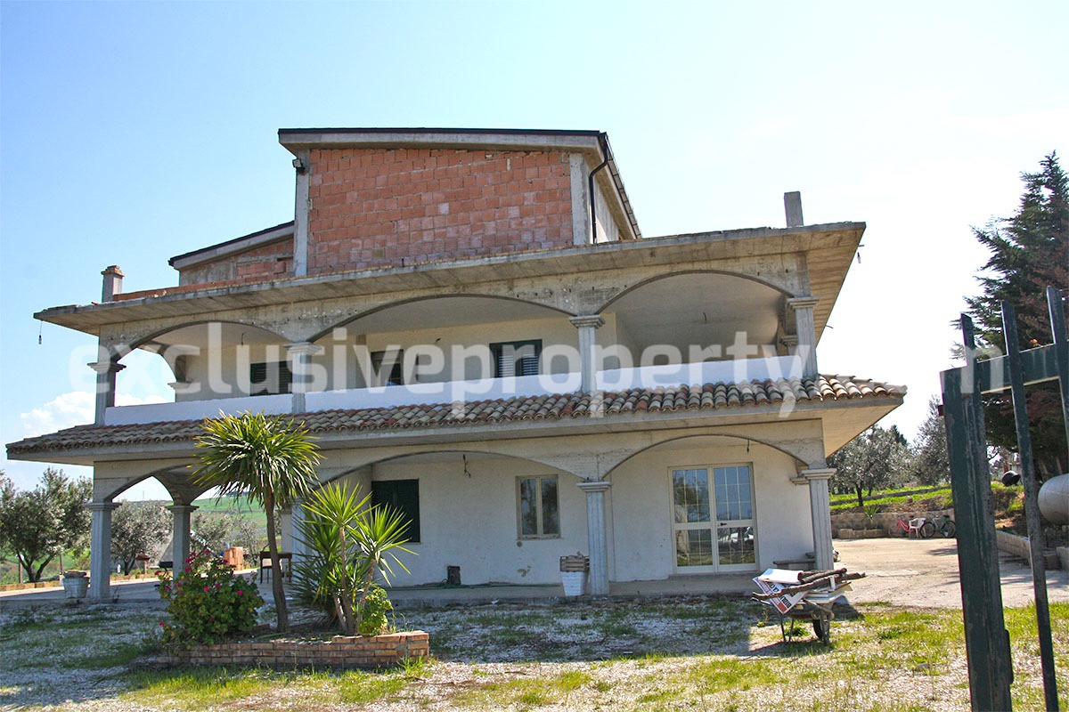 Huge country house with land and terrace for sale in Montenero di Bisaccia