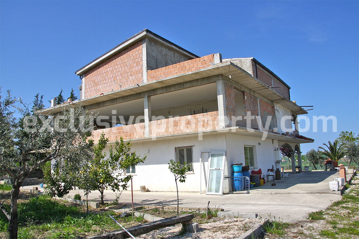 Huge country house with land and terrace for sale in Montenero di Bisaccia 7