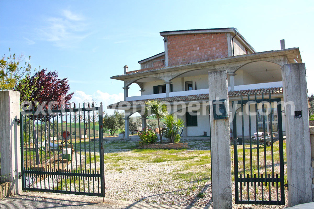 Huge country house with land and terrace for sale in Montenero di Bisaccia 3