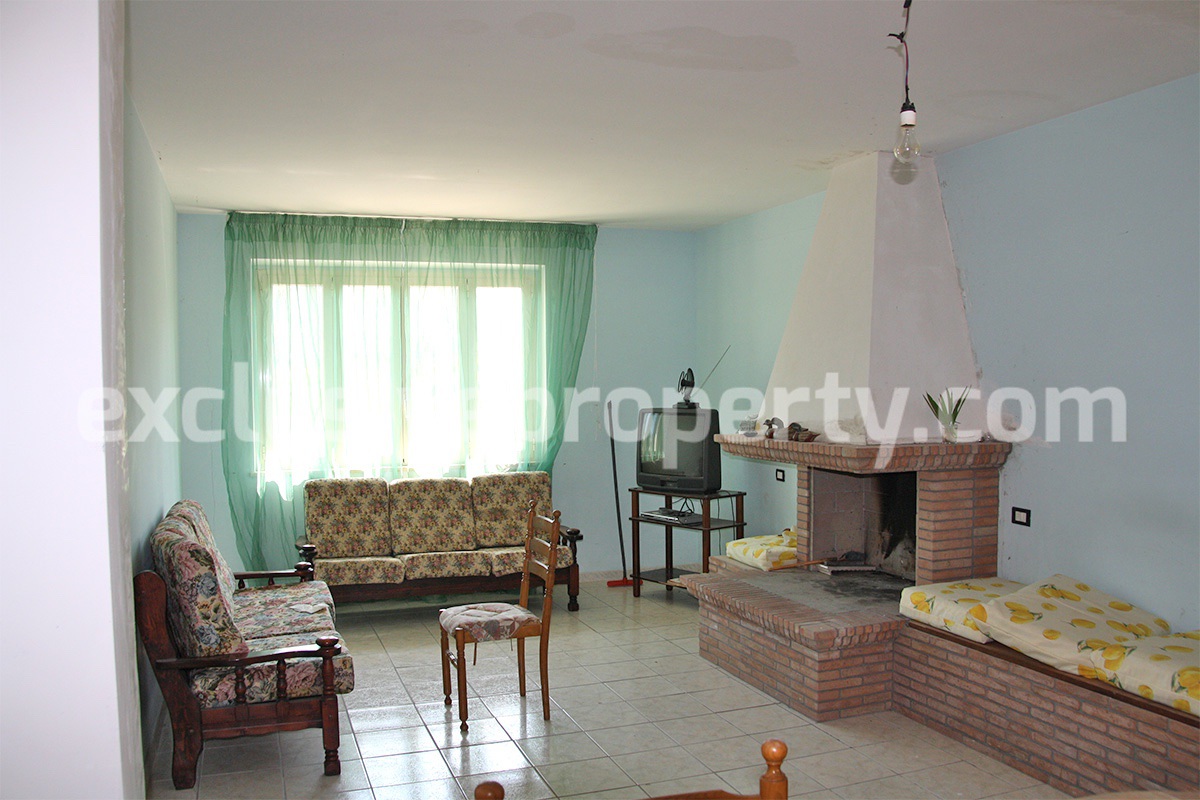 Huge country house with land and terrace for sale in Montenero di Bisaccia