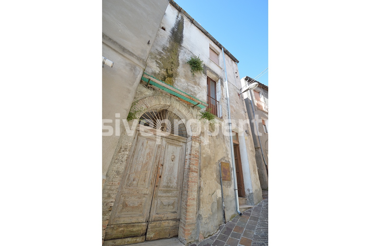 House in the historic center of Montenero di Bisaccia with view of the hills for sale 1