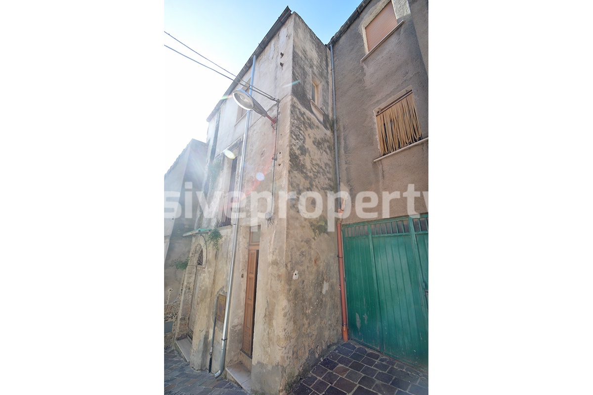 House in the historic center of Montenero di Bisaccia with view of the hills for sale 2