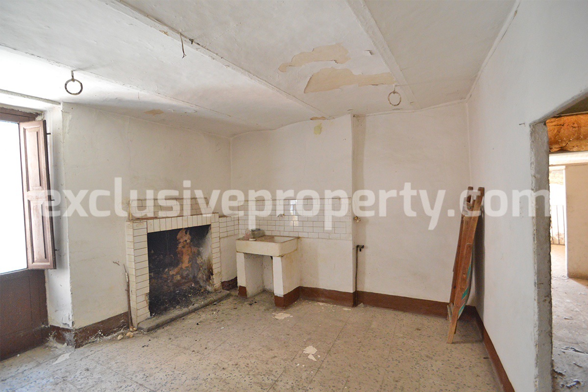 House in the historic center of Montenero di Bisaccia with view of the hills for sale 6