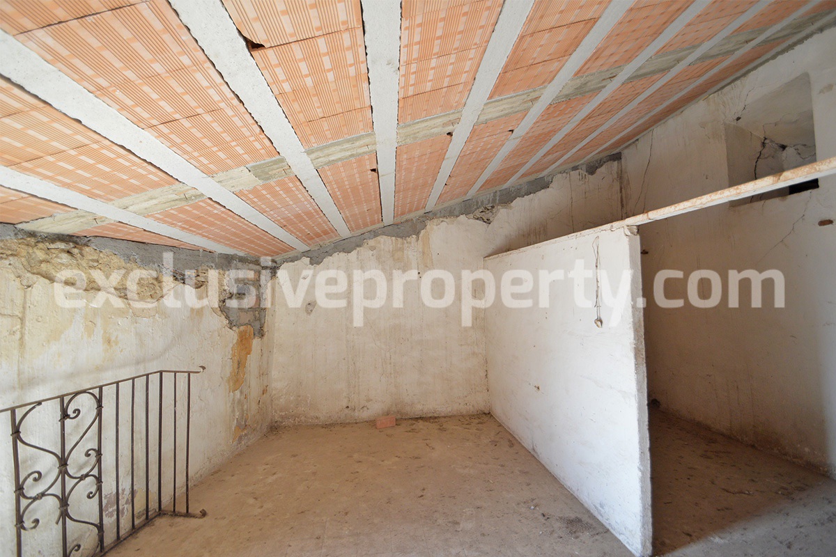 House in the historic center of Montenero di Bisaccia with view of the hills for sale 11