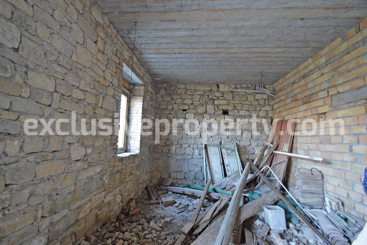 House with a wooden veranda and garage for sale in Abuzzo 18