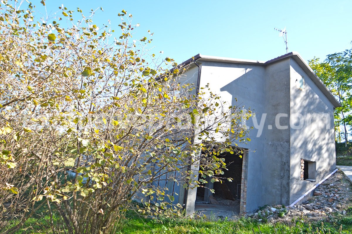 Habitable house with garden and garage for sale in Abruzzo 3