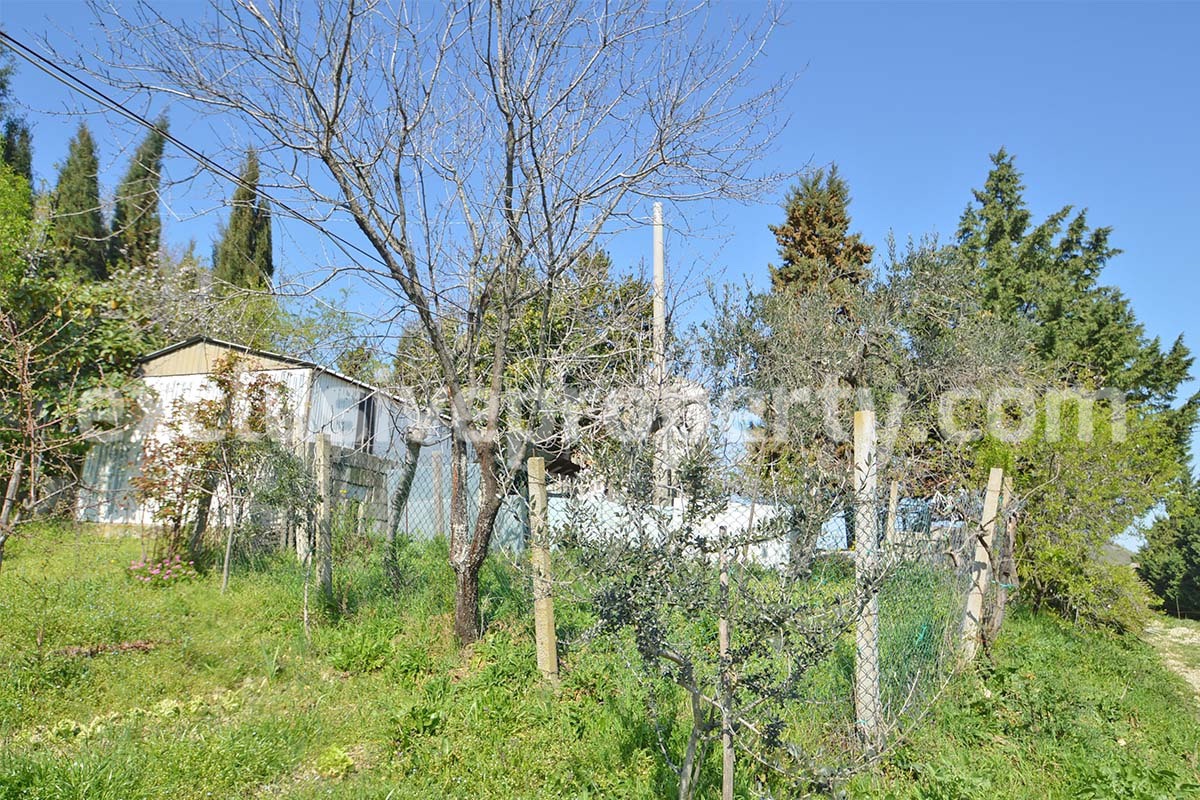 Independent country house with garages terrace and land for sale in Molise Region