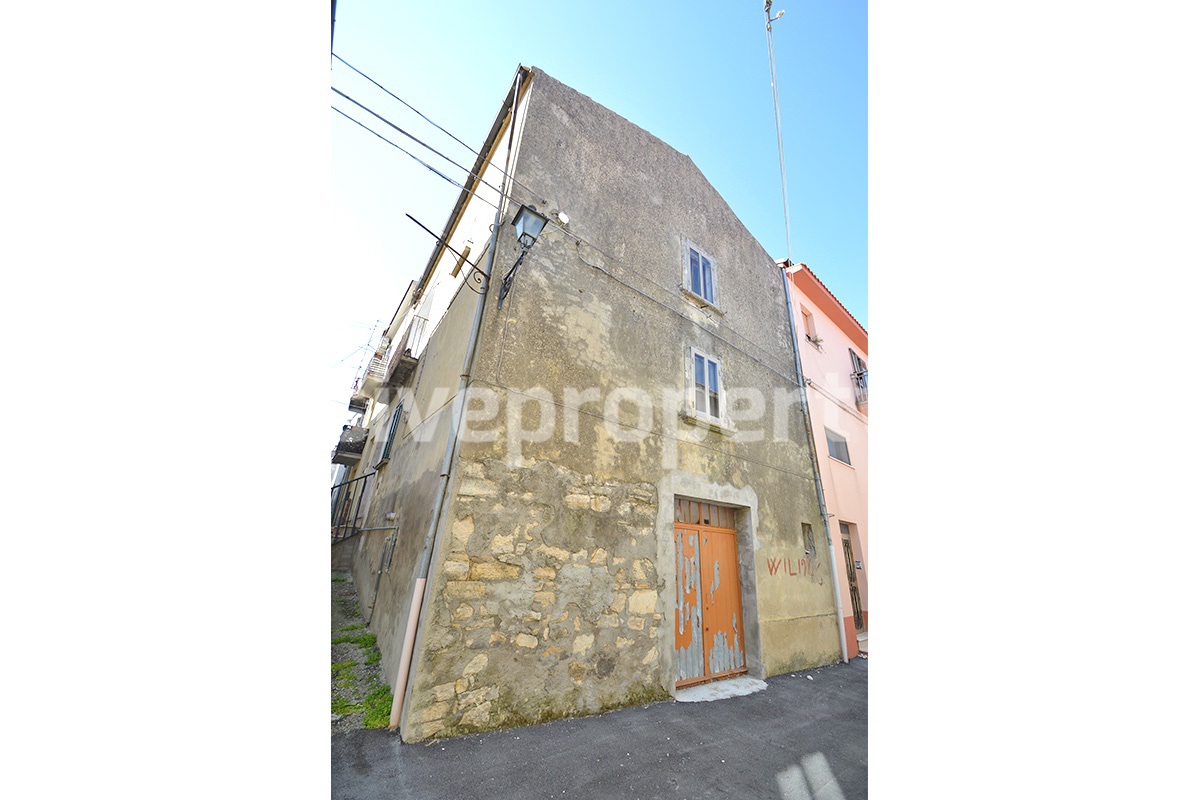 Ancient stone house for sale in the characteristic village Tavenna - Molise