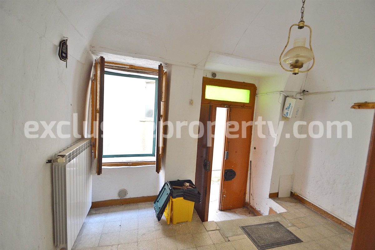 Ancient stone house for sale in the characteristic village Tavenna - Molise 3