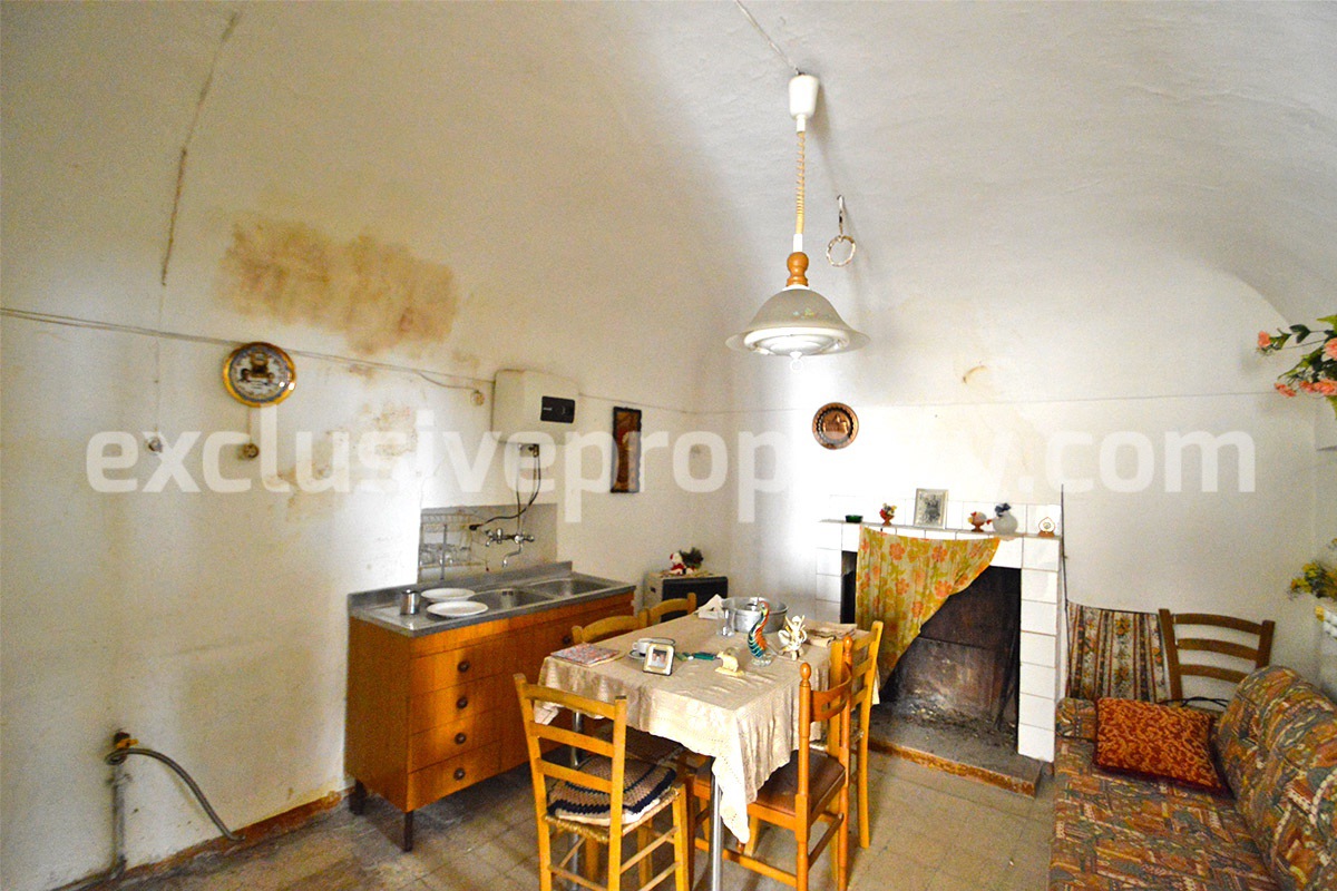 Ancient stone house for sale in the characteristic village Tavenna - Molise 4