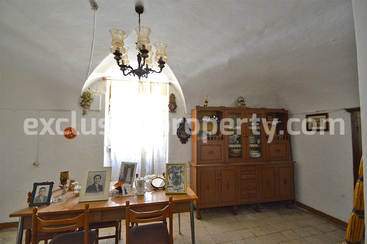Ancient stone house for sale in the characteristic village Tavenna - Molise 5