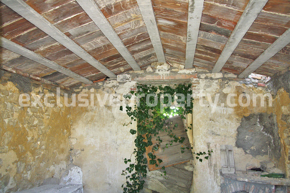Ruin with land in Tavenna for sale in Molise - Italy 8