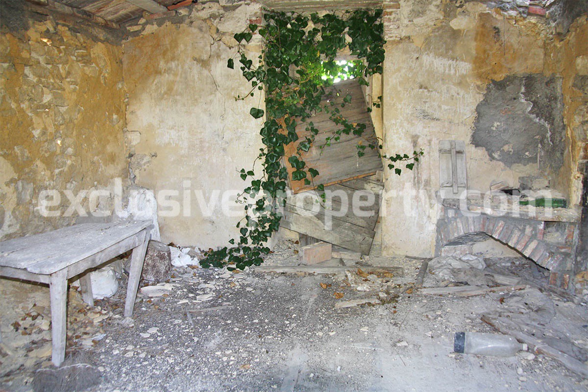 Ruin with land in Tavenna for sale in Molise - Italy 9
