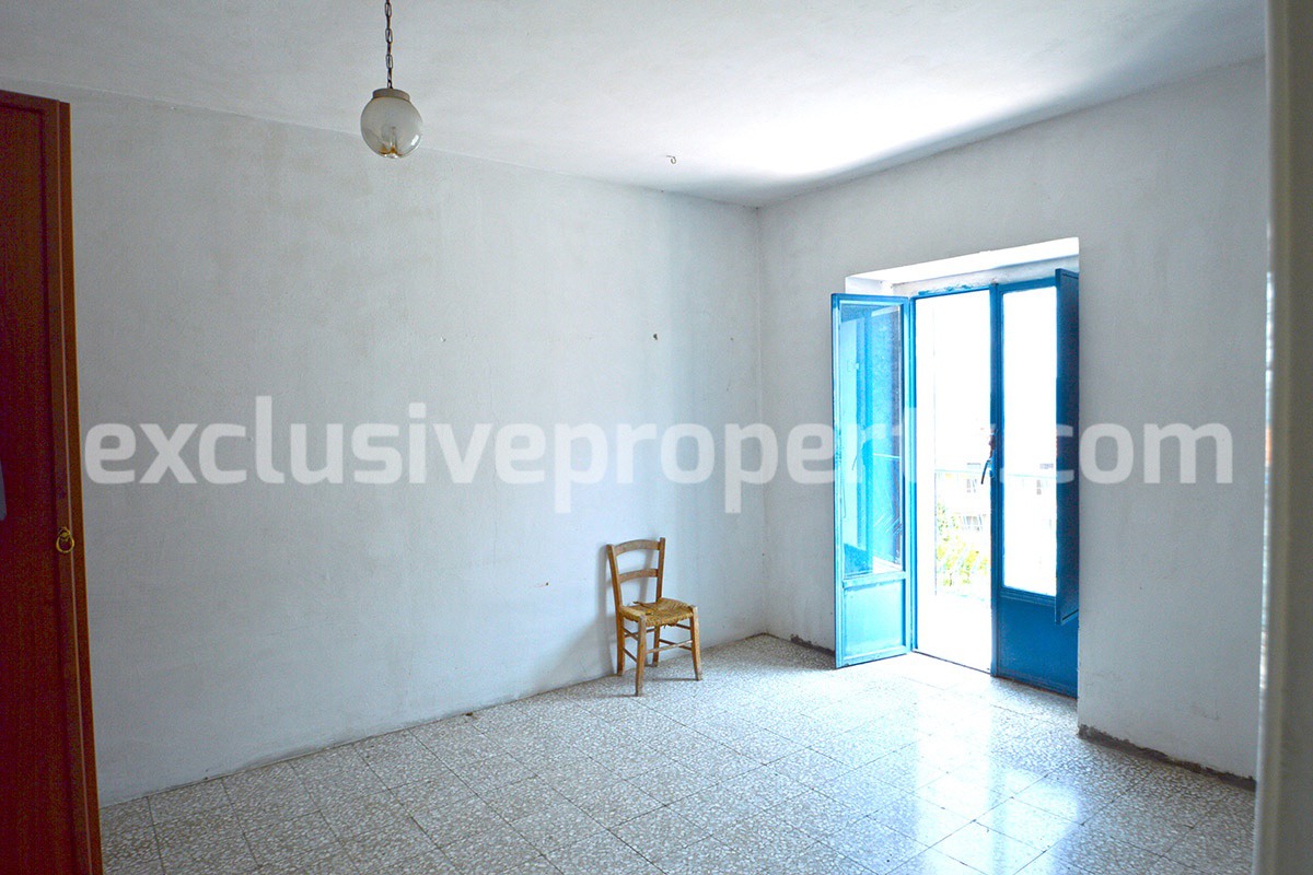 House in good condition with stone cellars for sale in Abruzzo 11